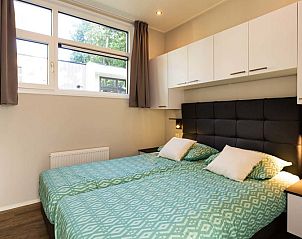 Gemtliches Schlafzimmer im Modul Special 4 Personen Ferienhaus in Beekbergen, Veluwe, Gelderland mit bequemen Betten und natrlichem Lichteinfall.