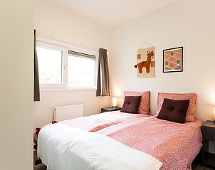 Gemtliches Schlafzimmer im Modul Special Eco 6 Personen Ferienhaus, Beekbergen, Veluwe, Gelderland, mit bequemem Bett und natrlichem Lichteinfall.