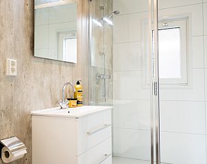 Modernes Badezimmer im Modul Special Eco fr 6 Personen, Ferienhaus in Beekbergen, Veluwe, Gelderland, mit luxuriser Dusche und stilvollem Waschbecken.