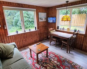 Gemtlicher Innenbereich des Ferienhauses in Beekbergen, Gelderland, mit bequemen Sitzgelegenheiten und Aussicht.