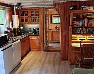 Offene Kche im Ferienhaus in Beekbergen, Gelderland, mit Holzverkleidung und modernen Gerten.