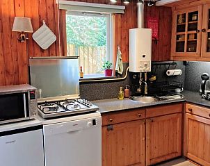 Voll ausgestattete Kche im Ferienhaus in Beekbergen, Veluwe, mit Blick auf den Garten.