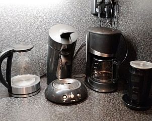 Verschiedene Glser und Tassen in einem Ferienhaus in Beekbergen, Gelderland, bereit zum Gebrauch.