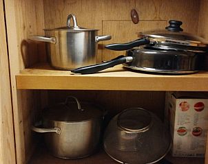 Mlltrennung in einem Ferienhaus in Beekbergen, Veluwe, mit mehreren Behltern fr Recycling.