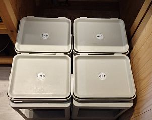 Besteckschublade im Ferienhaus in Beekbergen, Gelderland, mit verschiedenen Kchenutensilien.