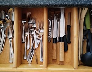 Kchenschublade mit Haushaltsgegenstnden in einem Ferienhaus in Beekbergen, Veluwe.