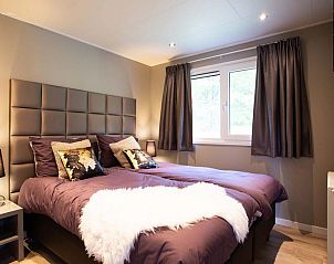 Cozy bedroom in Leijhoeve 6 persons Wellness, Beekbergen, Veluwe, with comfortable double bed and atmospheric lighting.