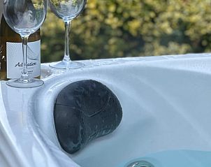 Genieen Sie luxurise Entspannung im Jacuzzi im Huisje in Beekbergen, einem Ferienhaus an der Veluwe in Gelderland.