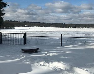 Verschneite Landschaft im Cottage in Beekbergen, Ferienhaus in Veluwe, Gelderland mit Blick auf verschneite Felder und winterliche Natur.