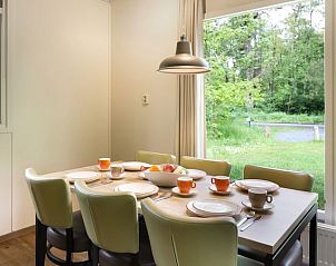 Eethoek met uitzicht op groen in Heideheuvel 6-persoons vakantiehuis, Beekbergen, Veluwe.