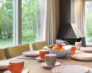 Moderne eetkamer in Heideheuvel bungalow, Beekbergen, Veluwe, met boszicht.