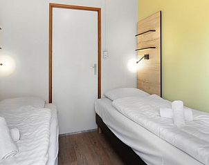 Tweede slaapkamer met comfortabele bedden in Heideheuvel bungalow, Beekbergen, Veluwe.