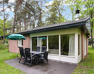 Buitenterras met parasol in Heideheuvel 6-persoons vakantiehuis, Beekbergen, Veluwe.