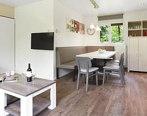 Eetkamer en keuken in Heideheuvel 8-persoons bungalow, Beekbergen, Veluwe.
