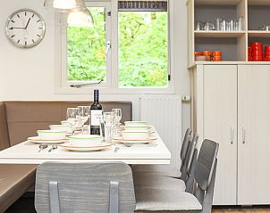 Gedekte eettafel in Heideheuvel 8-persoons bungalow, Beekbergen, Veluwe.