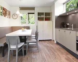 Moderne keuken en eetruimte in Heideheuvel bungalow, Beekbergen, Veluwe.