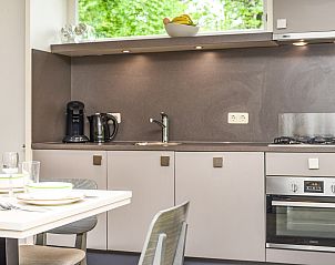 Strakke keuken en houtkachel in Heideheuvel bungalow, Beekbergen, Veluwe.