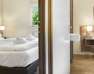 Aangrenzende slaapkamers in Heideheuvel bungalow, Beekbergen, Veluwe.