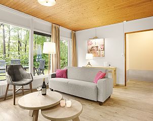 Eetruimte met uitzicht op de natuur in Heideheuvel 2-persoons bungalow, Beekbergen, Veluwe. Geniet van maaltijden in een serene omgeving.