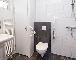 Moderne badkamer in Heideheuvel 2-persoons bungalow, Beekbergen, Veluwe. Voorzien van extra toegankelijkheid voor comfort.