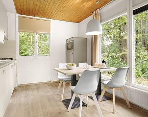 Slaapkamer detail in Heideheuvel 2-persoons bungalow, Beekbergen, Veluwe. Stijlvolle inrichting voor een aangenaam verblijf.