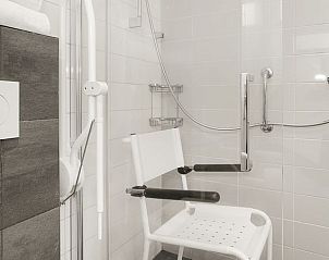 Douche met zitje in Heideheuvel 2-persoons bungalow, Beekbergen, Veluwe. Extra toegankelijkheid voor een ontspannen douche-ervaring.