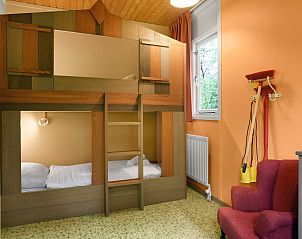 Gezellige woonkamer met open keuken in Heideheuvel 4-persoons kinderbungalow, Beekbergen, Veluwe, Gelderland.