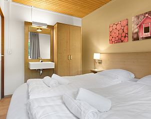 Terras met tuinmeubilair bij Heideheuvel 4-persoons kinderbungalow, Beekbergen, Veluwe, Gelderland.