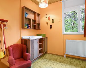 Slaapkamer met tweepersoonsbed in Heideheuvel 4-persoons kinderbungalow, Beekbergen, Veluwe, Gelderland.