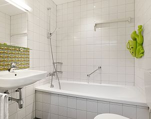 Knusse slaapkamer met leeslamp in Heideheuvel 4-persoons kinderbungalow, Beekbergen, Veluwe, Gelderland.