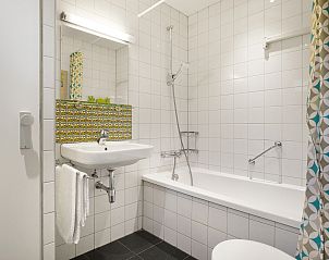 Badkamer met ligbad in Heideheuvel 4-persoons kinderbungalow, Beekbergen, Veluwe, Gelderland.