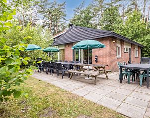 Moderne zithoek met open haard in Heideheuvel 18-persoons reuniebungalow, Beekbergen, Veluwe.