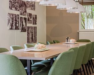 Compacte keuken met uitzicht op de natuur in Heideheuvel reuniebungalow, Beekbergen, Veluwe.