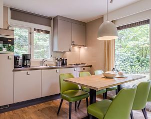 Stijlvolle badkamer met wastafel in Heideheuvel reuniebungalow, Beekbergen, Veluwe.