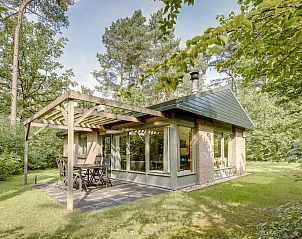 Sfeervolle open haard met wijn in Heideheuvel 4-persoons bungalow, Veluwe.