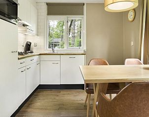 Moderne keuken in Heideheuvel bungalow, Beekbergen, Veluwe, ideaal voor koken.