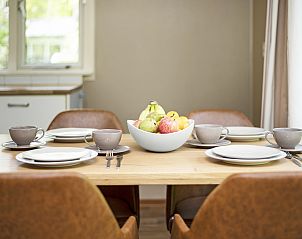 Ruim terras met tuinmeubilair in Heideheuvel bungalow, Beekbergen, Veluwe.