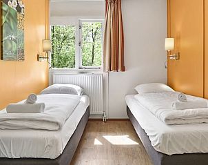 Tweede slaapkamer met eenpersoonsbedden in Heideheuvel bungalow, Beekbergen, Veluwe.