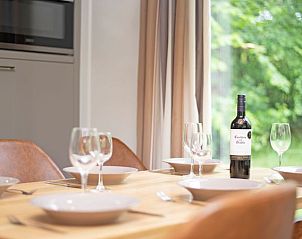 Eettafel in Heideheuvel bungalow 6CE1, Beekbergen, Veluwe, gedekt voor een gezellig diner met uitzicht op groen.