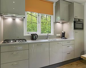 Terras met zitgedeelte bij Heideheuvel 6-persoons bungalow 6CE1, Beekbergen, Veluwe, midden in de natuur.