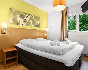 Detail van opgemaakte bedden in Heideheuvel 6-persoons bungalow 6CE1, Beekbergen, Veluwe, met zachte handdoeken.