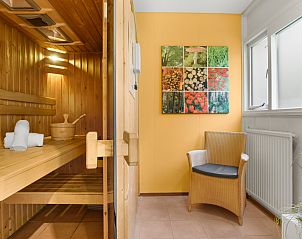 Detail van sauna in Heideheuvel bungalow 6CE1, Beekbergen, Veluwe, met handdoeken en houten interieur.