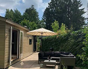 Zitgedeelte op terras van Vakantiehuis in Koudhoorn, Veluwe, omringd door natuur.