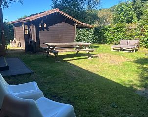 Spacious garden at cottage in Beekbergen, Veluwe, with picnic table and sunshine in Gelderland.