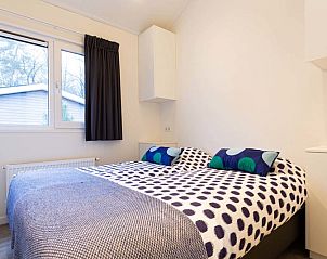 Schlafzimmer im Ferox XL Ferienhaus fr 6 Personen, Beekbergen, Veluwe. Bequemes Etagenbett mit Blick auf die Natur von Gelderland.