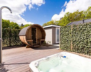 Ferox XL 6 Personen Wellness-Ferienhaus in Beekbergen, Veluwe, mit luxurisem Spa und Sauna auf der privaten Terrasse, umgeben von grner Natur.