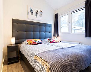 Gemtliches Schlafzimmer im Ferox XL 6 Personen Wellness-Ferienhaus, Beekbergen, Veluwe. Bequeme Betten mit Blick auf die Natur.