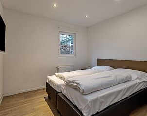 Gemtliches Schlafzimmer in der Veluwe Lodge fr 4 Personen, Ferienhaus in Beekbergen, Veluwe, mit bequemem Doppelbett und Blick auf die Natur.