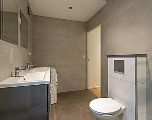 Modernes Badezimmer in der Veluwe Lodge fr 4 Personen, Ferienhaus in Beekbergen, Gelderland, mit stilvoller Einrichtung und grozgiger Ausstattung.