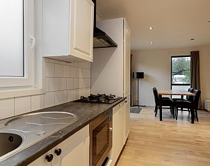 Moderne Kche und Essbereich in der Veluwe Lodge fr 4 Personen, Ferienhaus in Beekbergen, Veluwe. Gemtlicher Aufenthalt in der Natur von Gelderland.